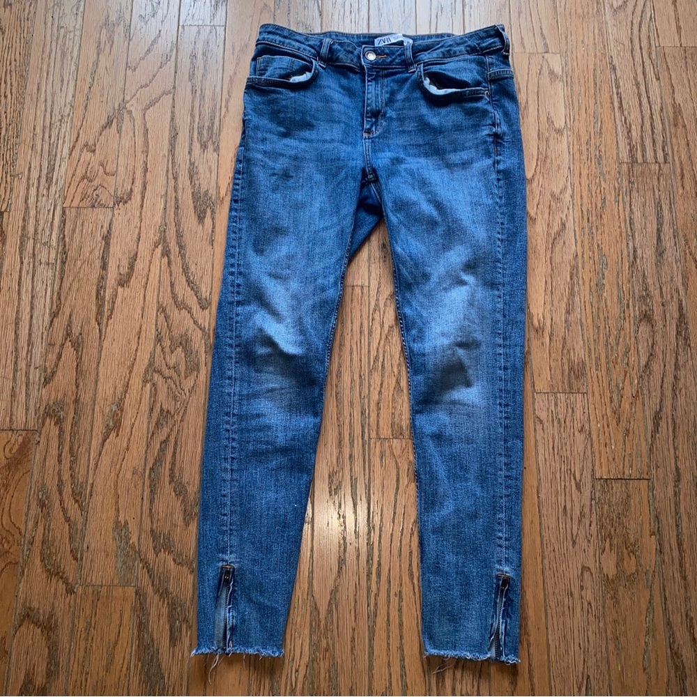 Zara medium blue skinny jeans Zippered Bottoms  42/10 Mildly distressed R.$59